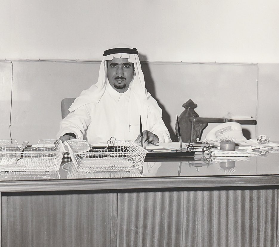 صورة للدكتور عبدالعزيز الخويطر رحمه الله في مكتبه عندما كان وكيلاً لـ جامعة الملك سعود عام ١٩٦٣م.